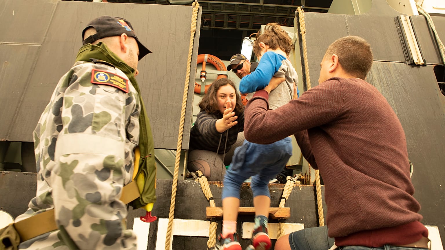 Evacuación de habitantes Mallacoota en buques de la Armada 