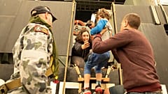 Evacuación de habitantes Mallacoota en buques de la Armada 