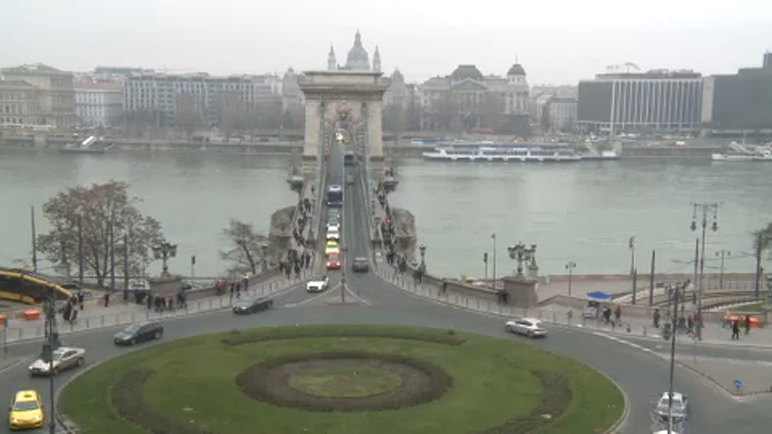 Nem hajthatnak fel szombattól turistabuszok a Lánchídra 
