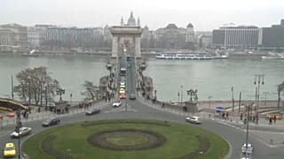 Nem hajthatnak fel szombattól turistabuszok a Lánchídra 