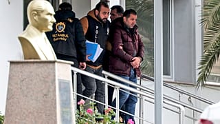 Bíróság előtt Carlos Ghosn feltételezett szöktetői 