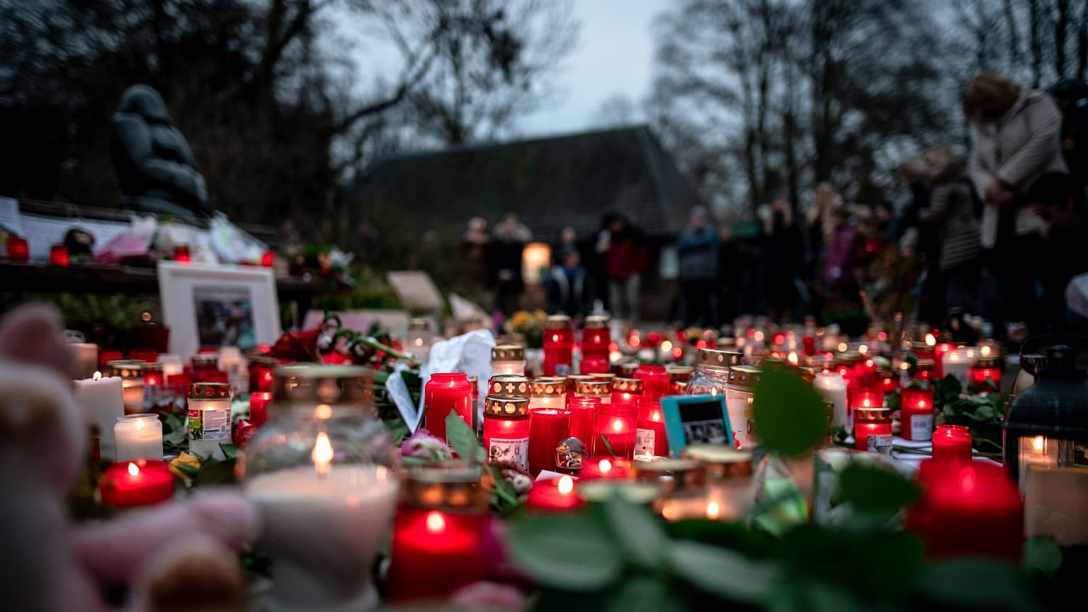 Virágok és gyertyák a leégett majomház előtt a Krefeld-i állatkertben