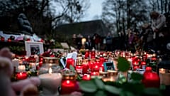 Virágok és gyertyák a leégett majomház előtt a Krefeld-i állatkertben