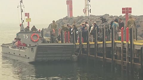 Australier fliehen auf Schiffen der Marine