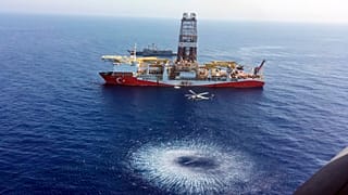 Türkiye'nin Kıbrıs adası açıklarına yolladığı Fatih gemisi bir helikopter eşliğinde seyir halinde, 9 Haziran 2019