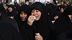  نساء يبكين حزناً أثناء مظاهرة ضد الضربة الأمريكية على العراق والتي أسفرت عن مقتل قائد فيلق القدس قاسم سليماني، طهران 3 يناير / كانون الثاني 2020.