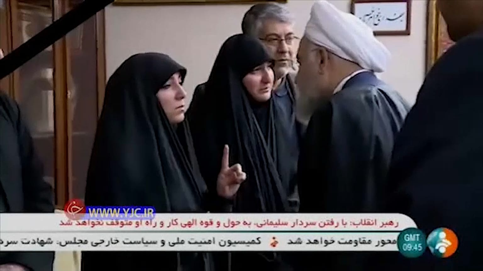 روحاني مصغياً إلى ابنة سليماني خلال تقديمه العزاء 