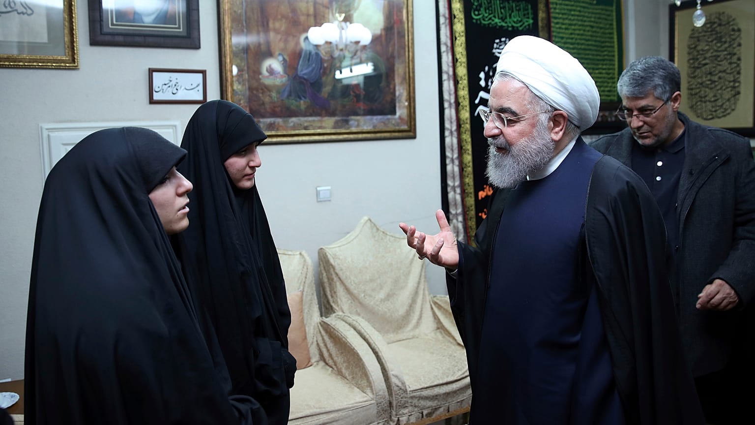 الرئيس الإيراني حسن روحاني يقدم واجب العزاء لعائلة القيادي في الحرس الثوري الإيراني قاسم سليماني الذي قتل في غارة أمريكية في العراق. طهران، 4 يناير 2020.