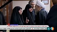 روحاني مصغياً إلى ابنة سليماني خلال تقديمه العزاء 