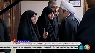 روحاني مصغياً إلى ابنة سليماني خلال تقديمه العزاء 