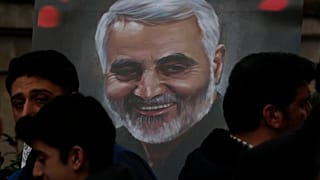 الناس يتجمعون لإحياء ذكرى الجنرال في الحرس الثوري الإيراني
