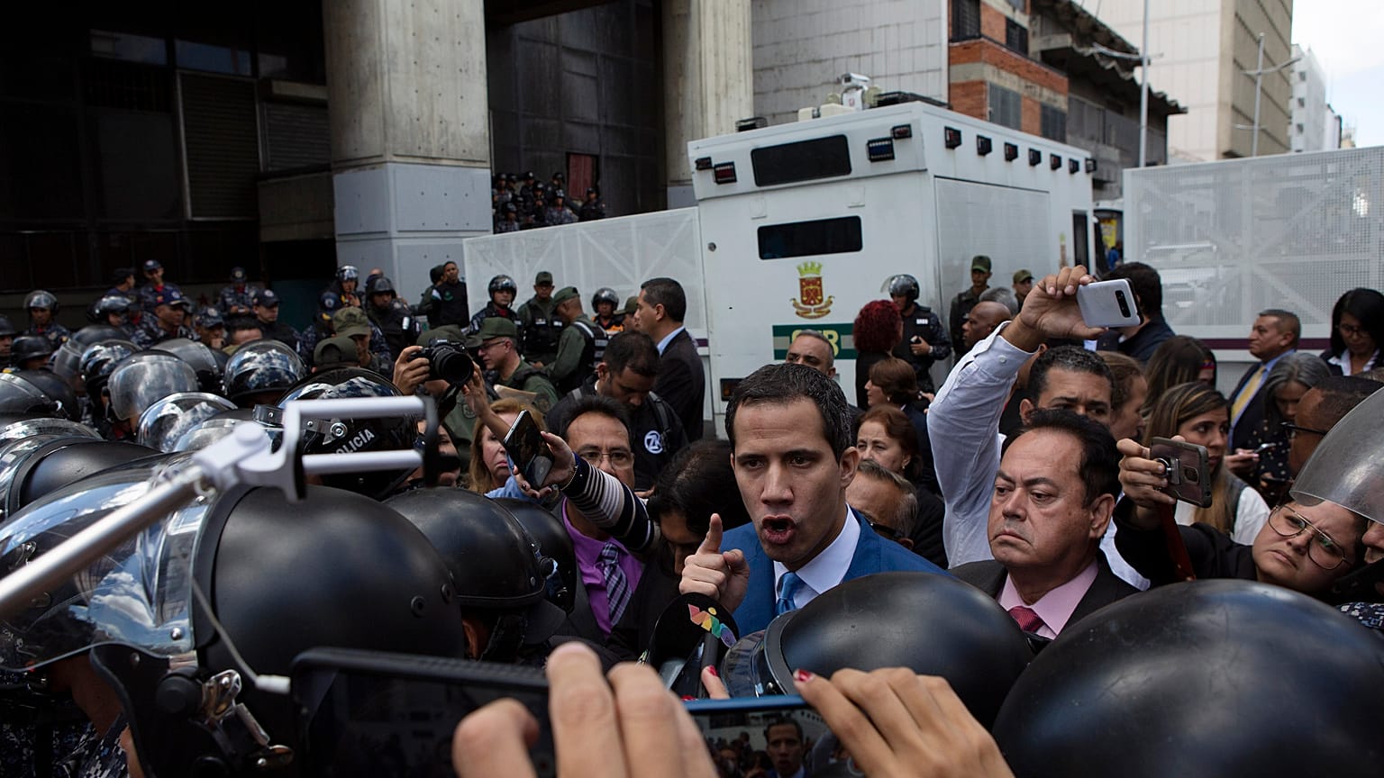 El presidente de la Asamblea Nacional, Juan Guaido, discute con la policía mientras él y otros legisladores son detenidos a pocas cuadras de la Asamblea