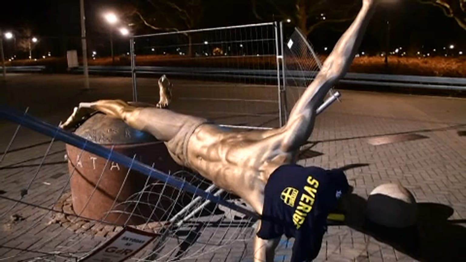Ledöntötték Ibrahimovic szobrát