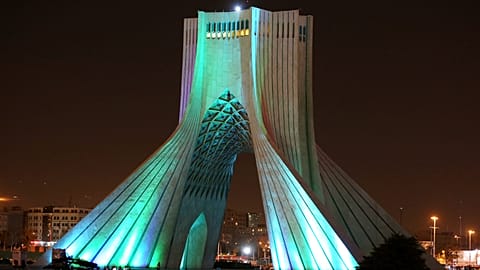 برج آزادي وسط العاصمة الإيرانية طهران،