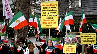 من مظاهرة قام بها إيرانيون منفيون إلى ألمانيا أمام مقر السفارة الإيرانية في الثالث من كانون الثاني/يناير 