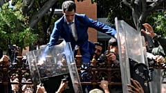 Venezuela: Guaido blocked from congress in 'coup' attempt as impasse deepens