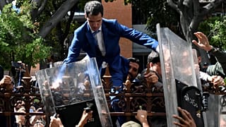 Venezuela: Guaido blocked from congress in 'coup' attempt as impasse deepens
