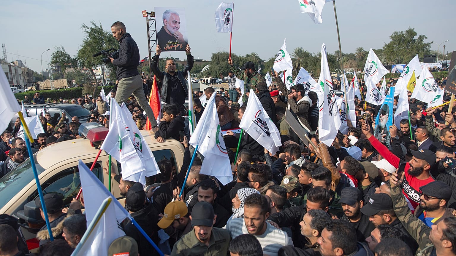 Irak'ta hükümet karşıtları üzerilerine ateş açan Haşdi şabi'ye ait karargahı ateşe verdi