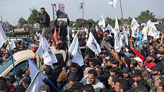 Irak'ta hükümet karşıtları üzerilerine ateş açan Haşdi şabi'ye ait karargahı ateşe verdi