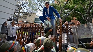 Juan Guaidó escala una valla para intentar entrar en el Parlamento