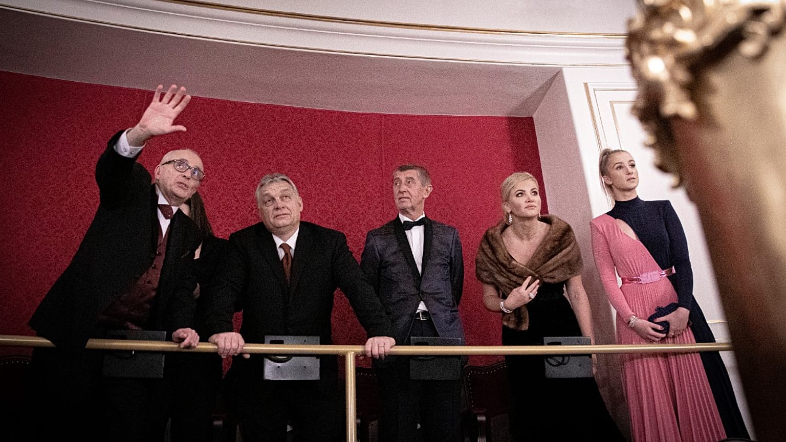 Tüntetők fogadták Orbán Viktort a prágai opera megnyitóján