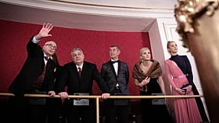 Tüntetők fogadták Orbán Viktort a prágai opera megnyitóján