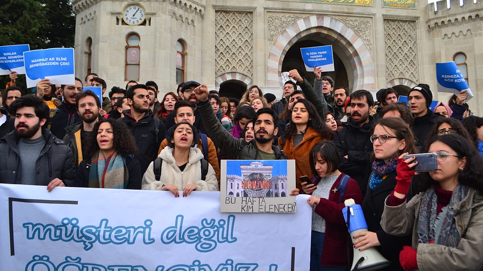 İstanbul Üniversitesi yemekhanelerinde yapılan düzenlemeleri protesto eden öğrenciler