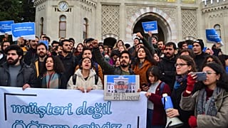İstanbul Üniversitesi yemekhanelerinde yapılan düzenlemeleri protesto eden öğrenciler