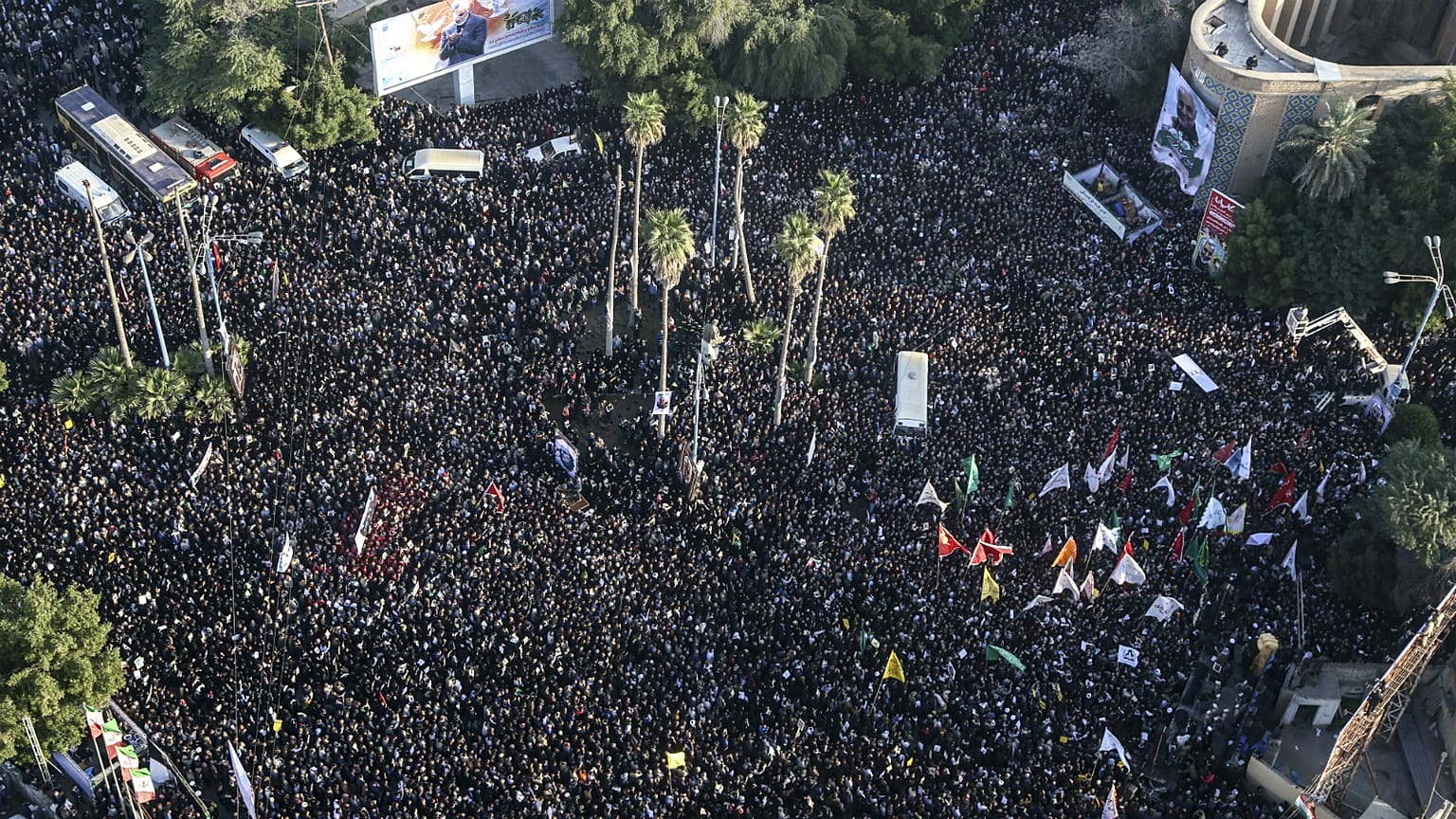 شاهد: إيران تشيع سليماني في مراسم حاشدة على وقع هتاف "الموت لأمريكا" 