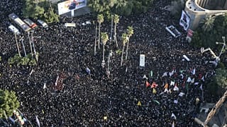 شاهد: إيران تشيع سليماني في مراسم حاشدة على وقع هتاف "الموت لأمريكا" 