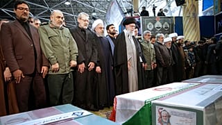 نماز خواندن علی خامنه‌ای بر پیکر قاسم سلیمانی