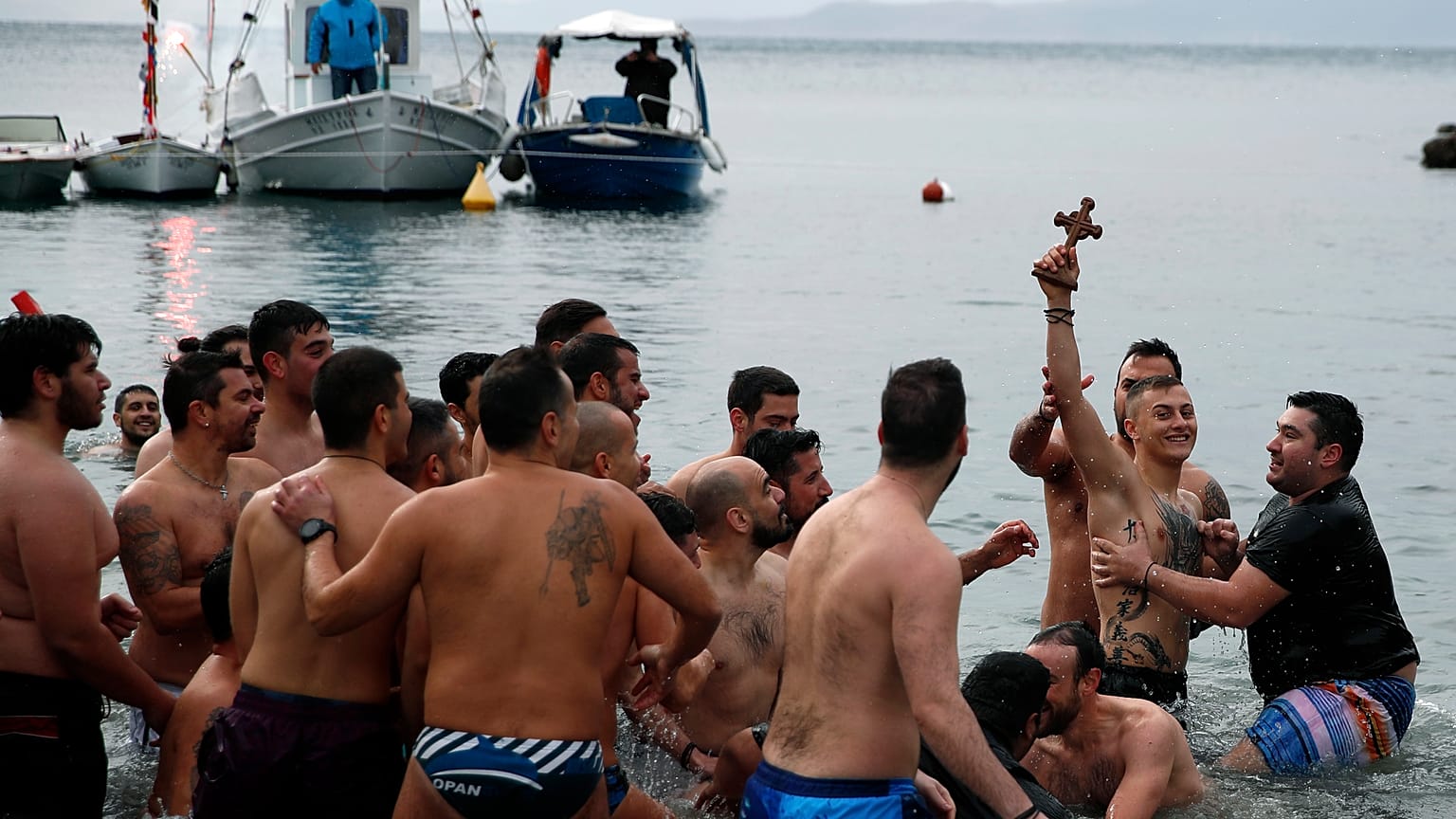 H τελετή αγιασμού των υδάτων στον Πειραιά