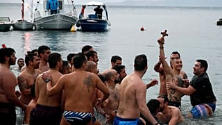 H τελετή αγιασμού των υδάτων στον Πειραιά