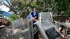 A kerítésen átmászva próbált bejutni a parlamentbe a venezuelai házelnök, az ellenzék vezetője
