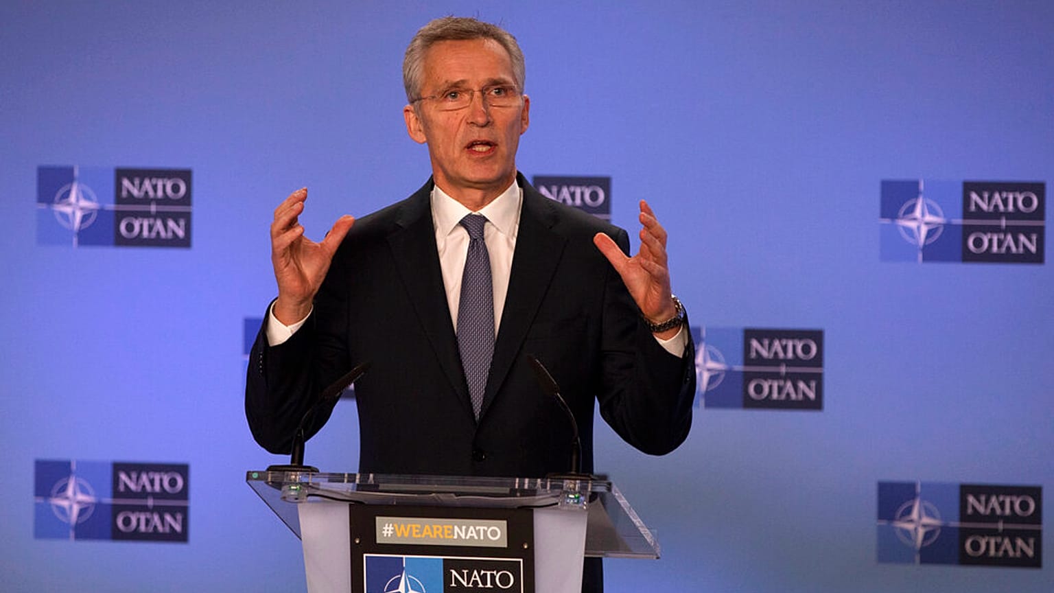 Jens Stoltenberg beszél a NATO-értekezlet utáni sajtótájékoztatón
