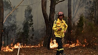 Australia bushfires: heavy smoke slows down rescue teams
