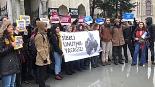 İstanbul Üniversitesi öğrencileri hayatına son veren arkadaşları Sibel Ünli'yi andı