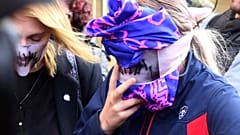 Η 19χρονη με καλυμμένο πρόσωπο