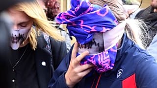 Η 19χρονη με καλυμμένο πρόσωπο