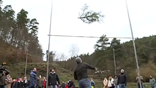 Wer wirft den Weihnachtsbaum am weitesten? - Knut-WM in der Pfalz