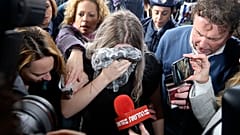 La joven británica de 19 años evita las cámaras cubriéndose el rostro