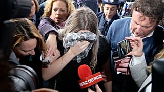 La joven británica de 19 años evita las cámaras cubriéndose el rostro