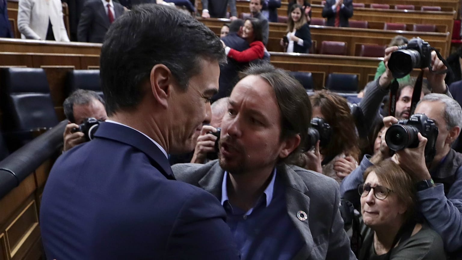 Pedro Sanchez (PSOE) e Pablo Iglesias (UP) no Parlamento espanhol