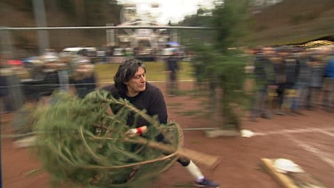 Almanya'da Noel ağacı atma şampiyonası