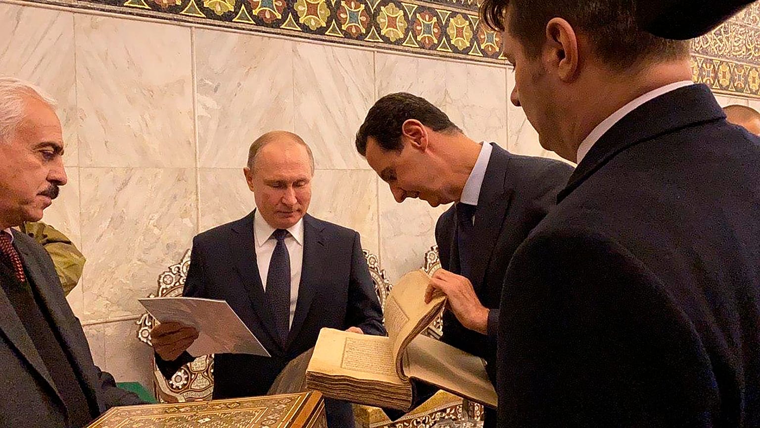 Suriye'nin başkenti Şam'a ziyaret gerçekleştiren Rusya lideri Vladimir Putin, Suriye lideri Esad'la Emevi Camii'ni ziyaret etti