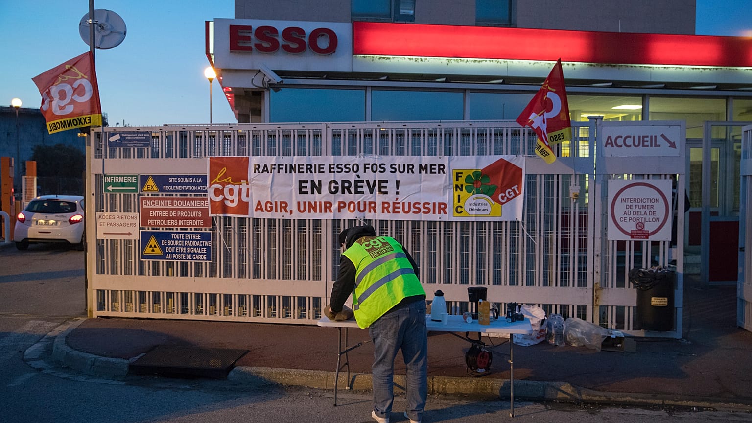 Un travailleur en grève devant la raffinerie de Fos-sur-Mer le 07 janvier