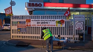 Un travailleur en grève devant la raffinerie de Fos-sur-Mer le 07 janvier
