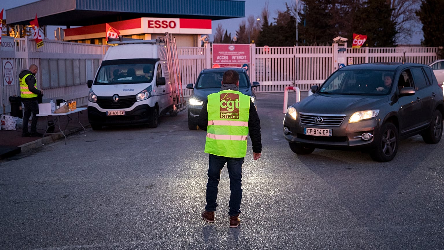 Fransa'da benzin istasyonu önünde grev yapan bir çalışan