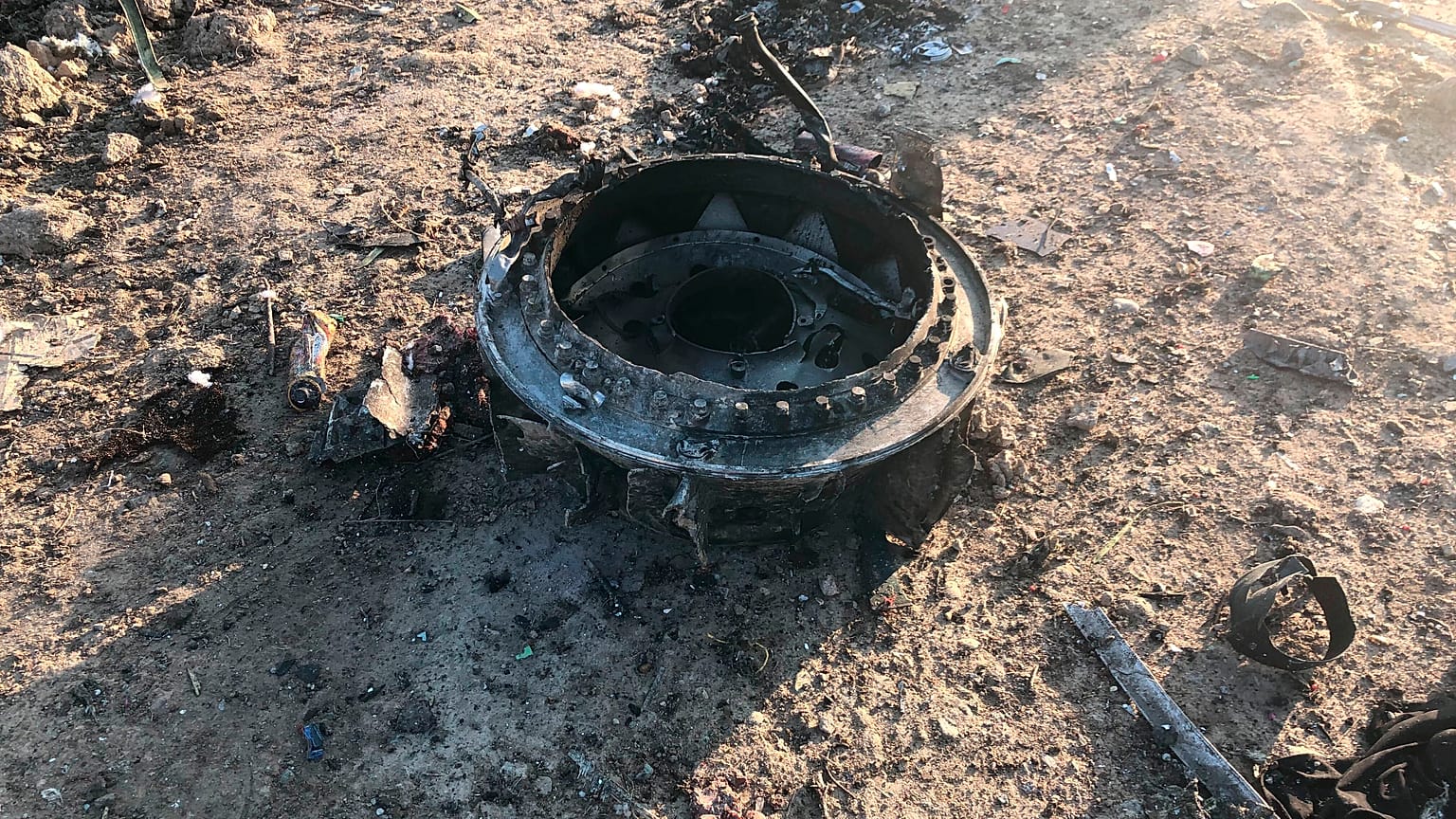 Boeing 737 ucraniano despenha-se no Irão