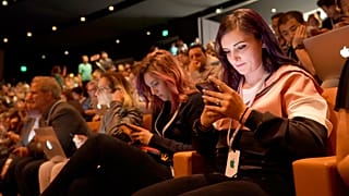 'Veri gizliliği savaşı' alevleniyor mu? : FBI, Apple'dan iki iPhone'un kilidini açmasını istedi 